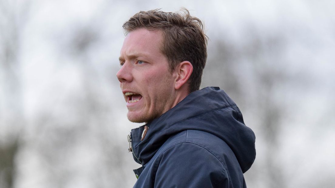 Coach Rogier Veenstra geeft aanwijzingen