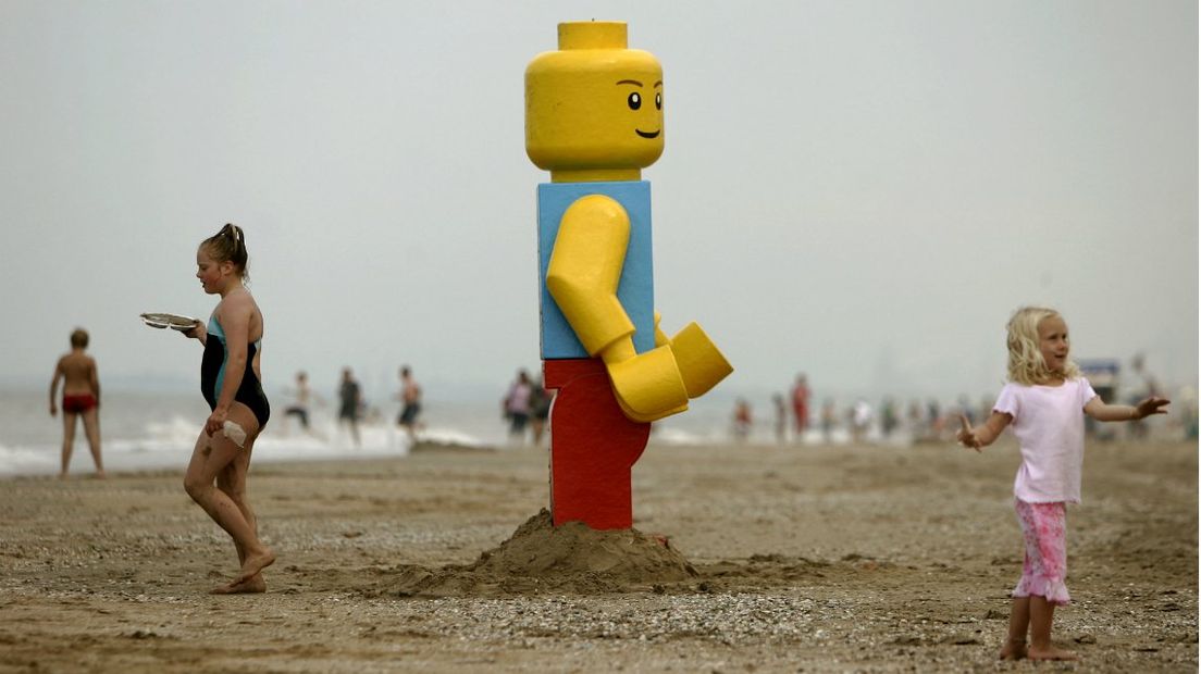 Een Legopop op het strand. 