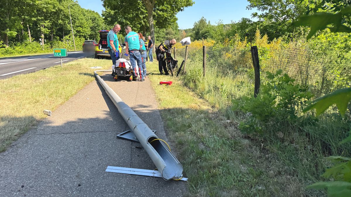 Auto rijdt lantaarnpaal omver: fietsster gewond naar ziekenhuis