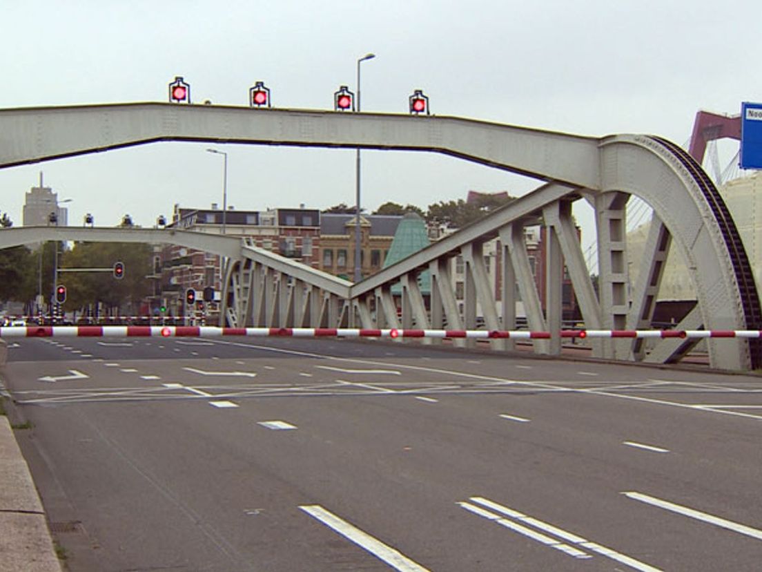 De slagbomen van de Koninginnebrug gaan niet meer open