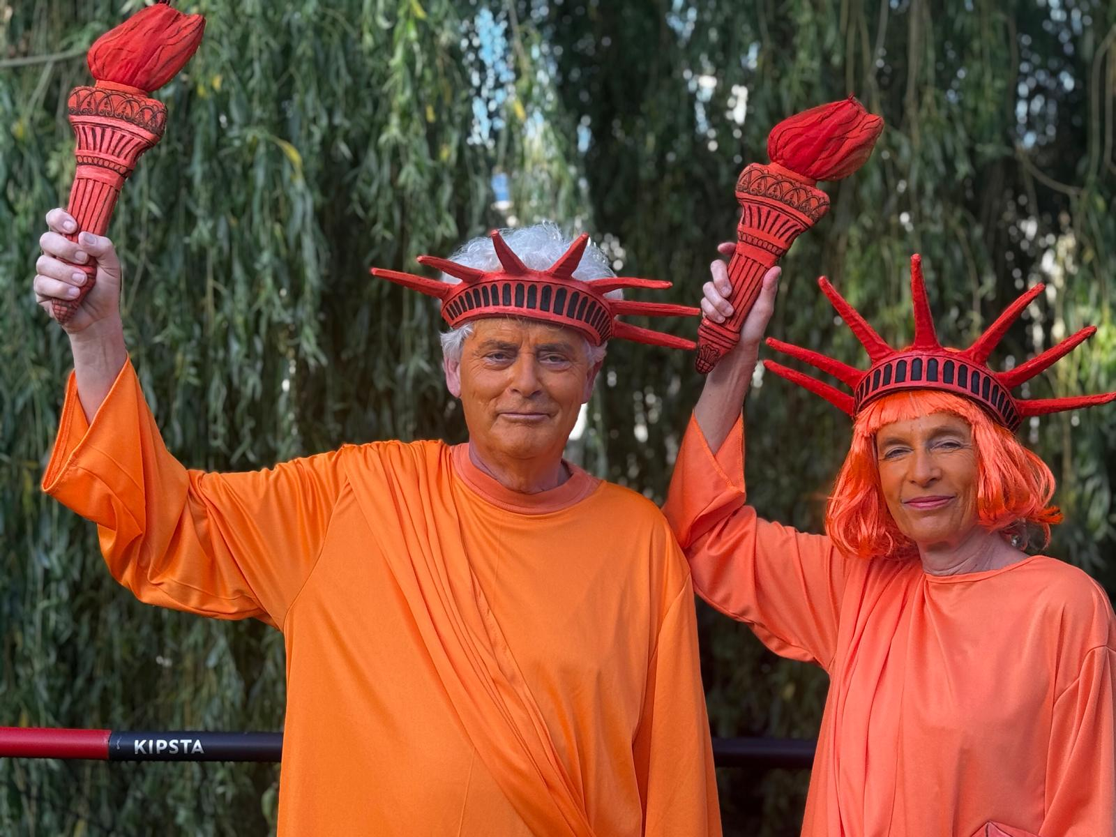 Paul en Caroline verkleed als oranjekleurig Vrijheidsbeeld.