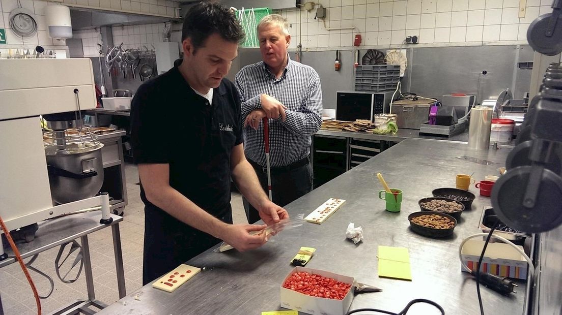 Banketbakker maakt 'chocoladeletters' in braille