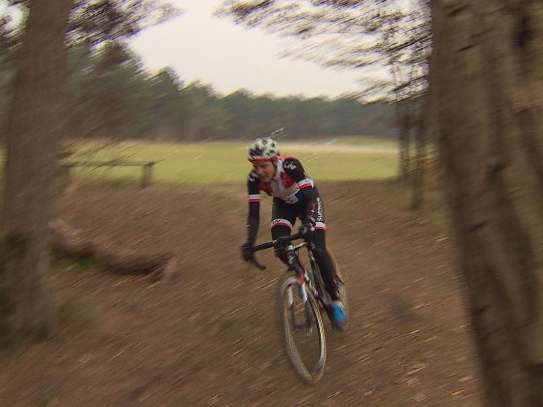 Lucinda Brand tijdens een training bij het veldrijden