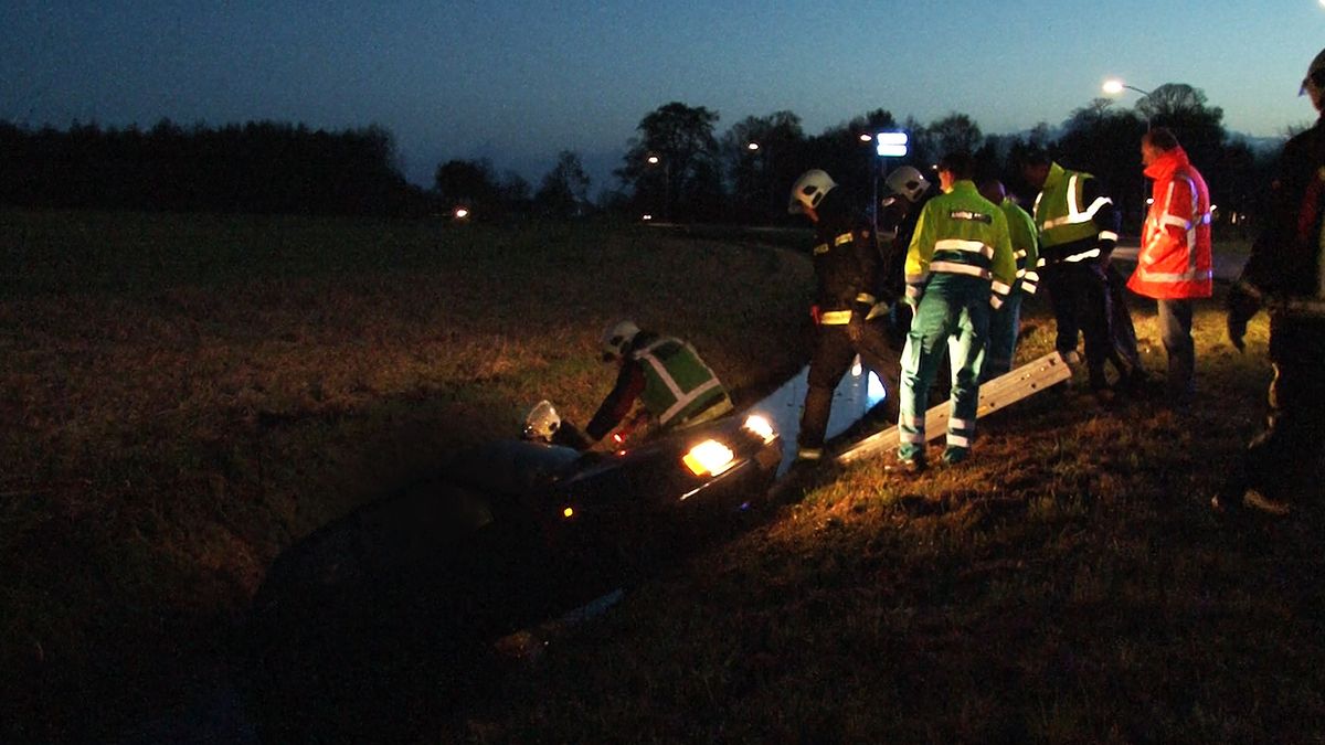 Vrouw duikt in sloot bij Annerveenschekanaal