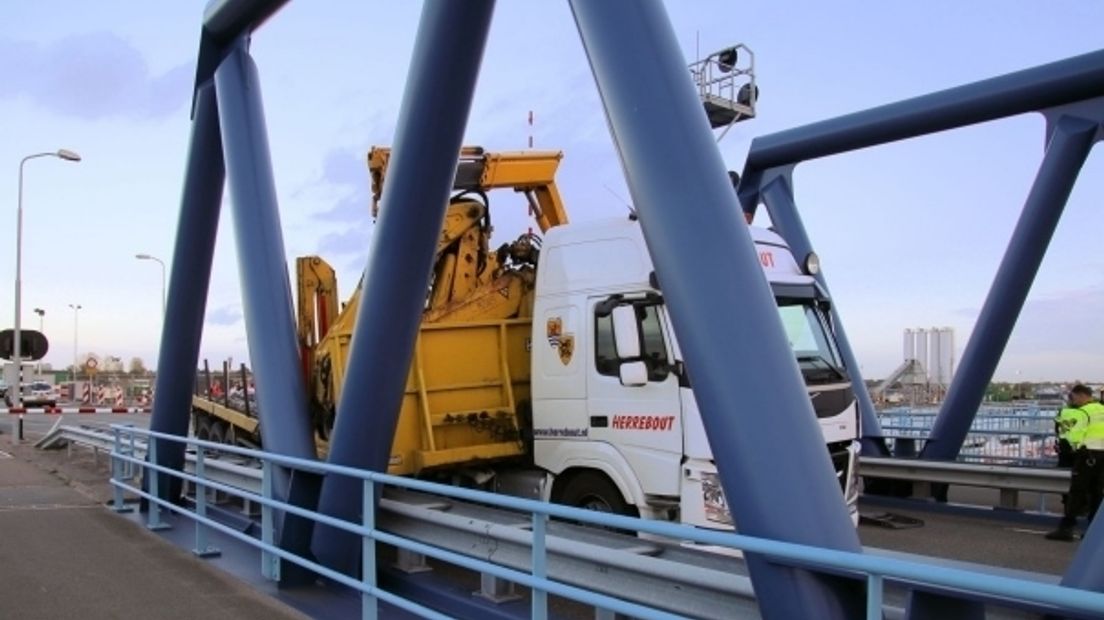 Trailer schiet van vrachtwagen, sluis Terneuzen afgesloten geweest