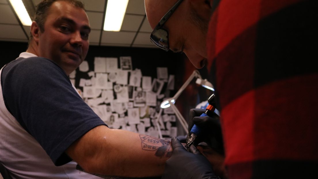 Frank Posthumus laat zijn dart-tattoo zetten (Rechten: Dylan de Lange/RTV Drenthe)