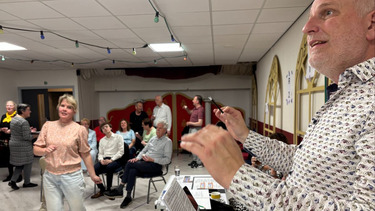 Operettegezelschap stopt, 600 kostuums mogelijk naar vuilcontainer