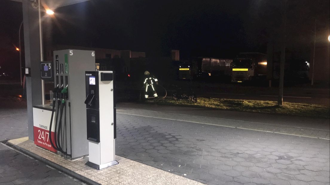 Jongeman duwt brandende snorfiets weg van tankstation Almelo