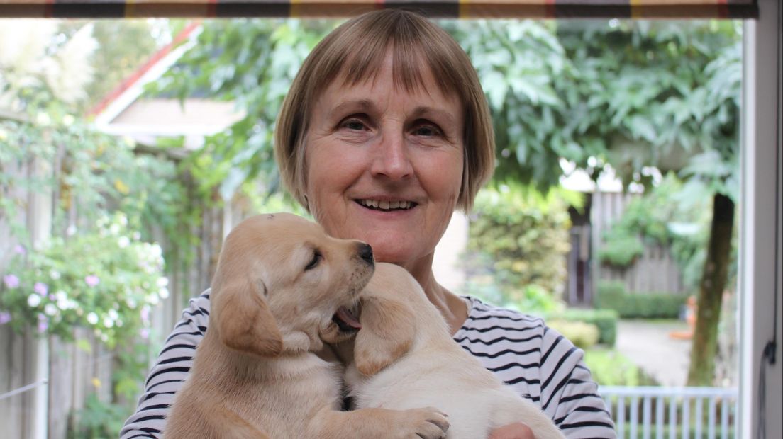 Mieke Geuverink met twee pups