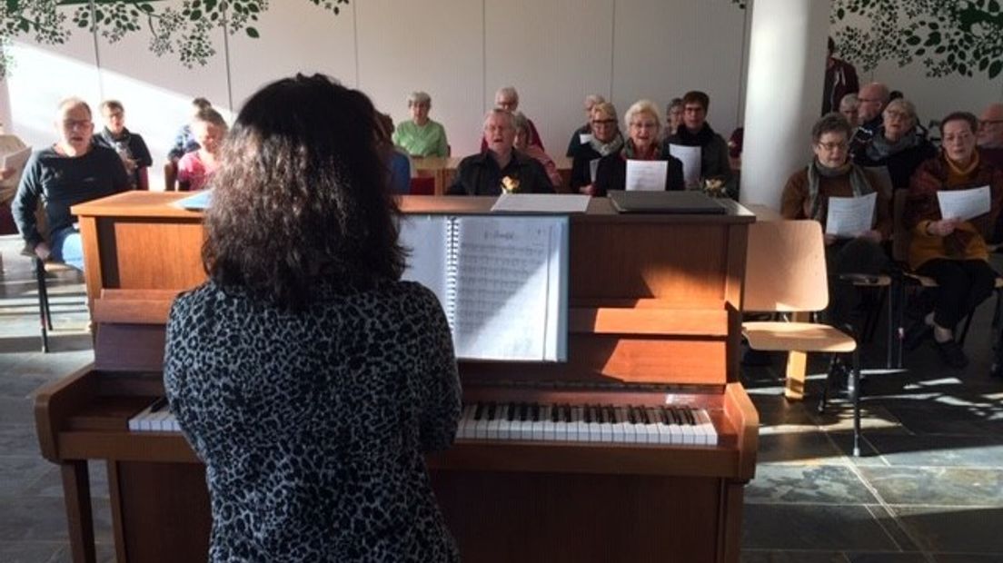 Het kersverse Groot Koor zingt voor het eerst samen in woonzorgcentrum Erasmuspark in Goes