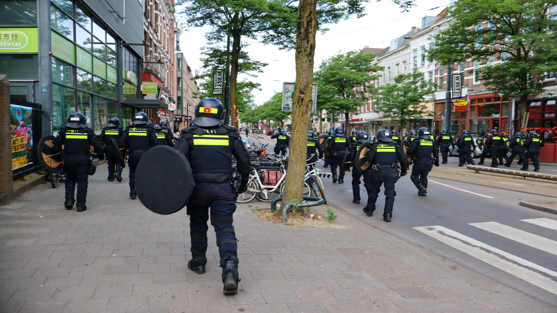 De ME op linie op de West-Kruiskade.
