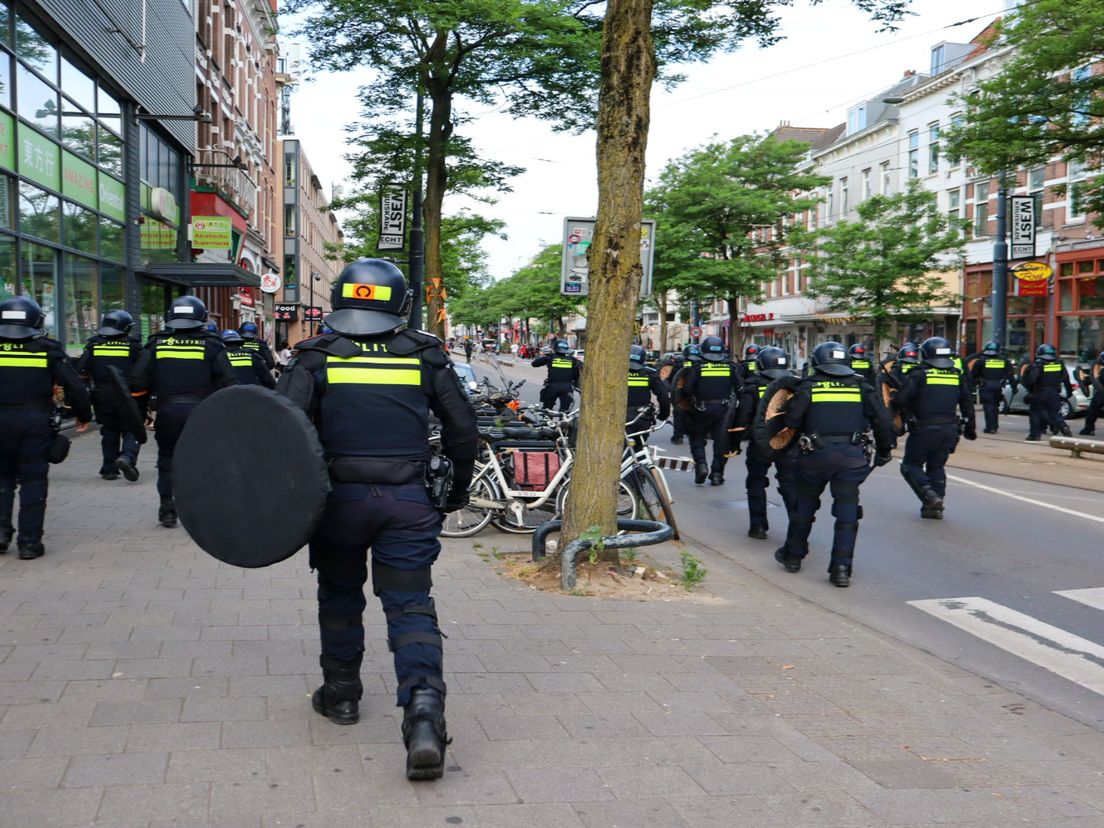 De ME op linie op de West-Kruiskade.