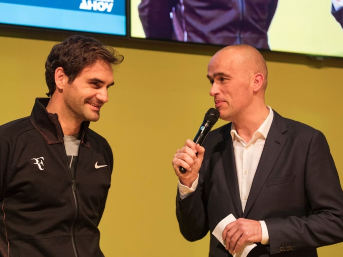 Roger Federer in gesprek met Ruud van Os van RTV Rijnmond