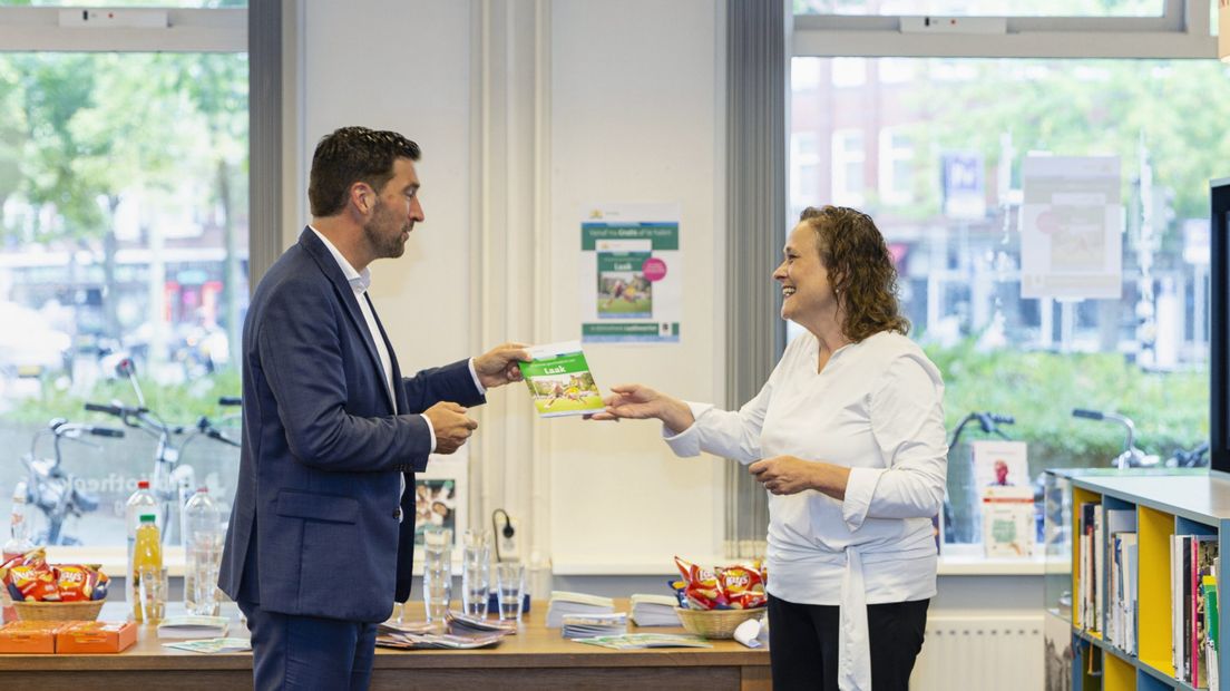 27 september 2021, Den Haag, Robert van Asten neemt boekje over