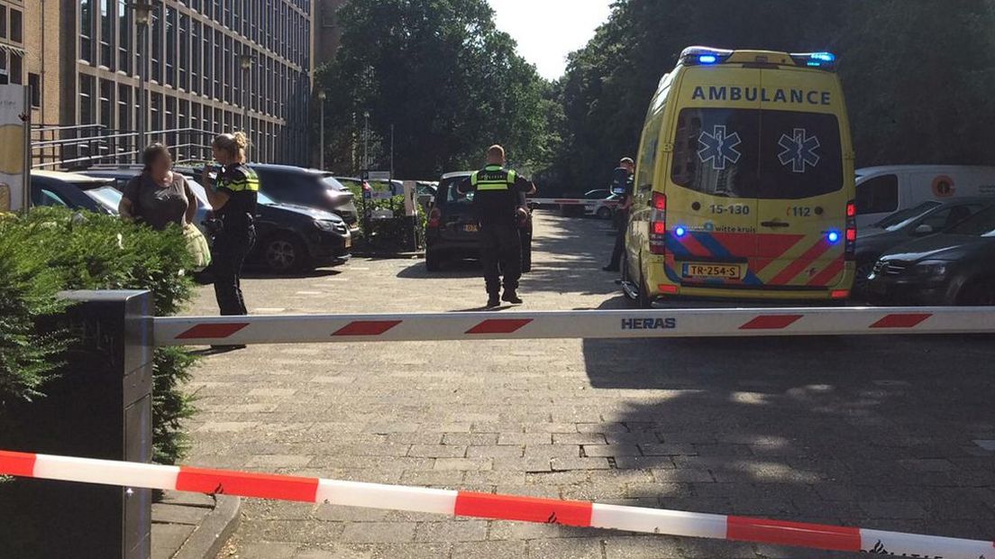 Ambulancepersoneel en politieagenten ter plaatse.