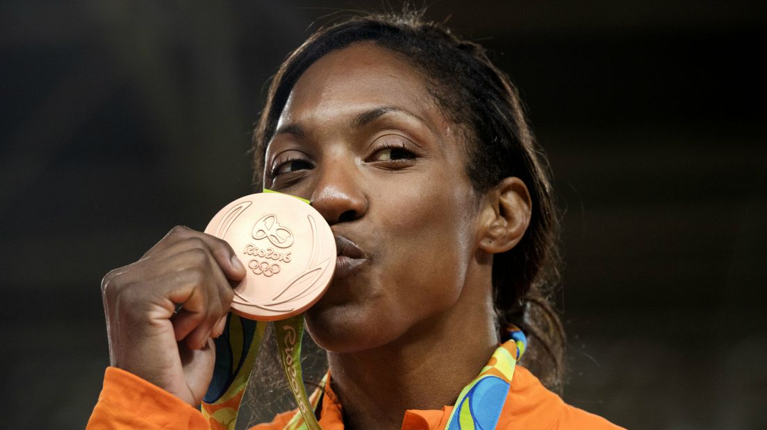 Anicka van Emden met haar bronzen medaille op de Olympische Spelen in Rio. 