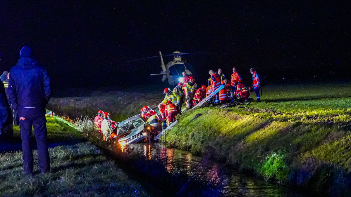 112-nieuws: Tweetal ernstig gewond na auto-ongeluk Sappemeer • Boot in Usquert dreigt te zinken