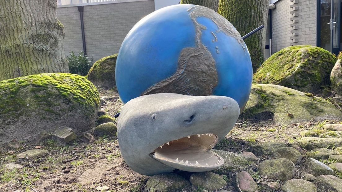 De haaienkop en de wereldbol hebben een nieuwe eigenaar