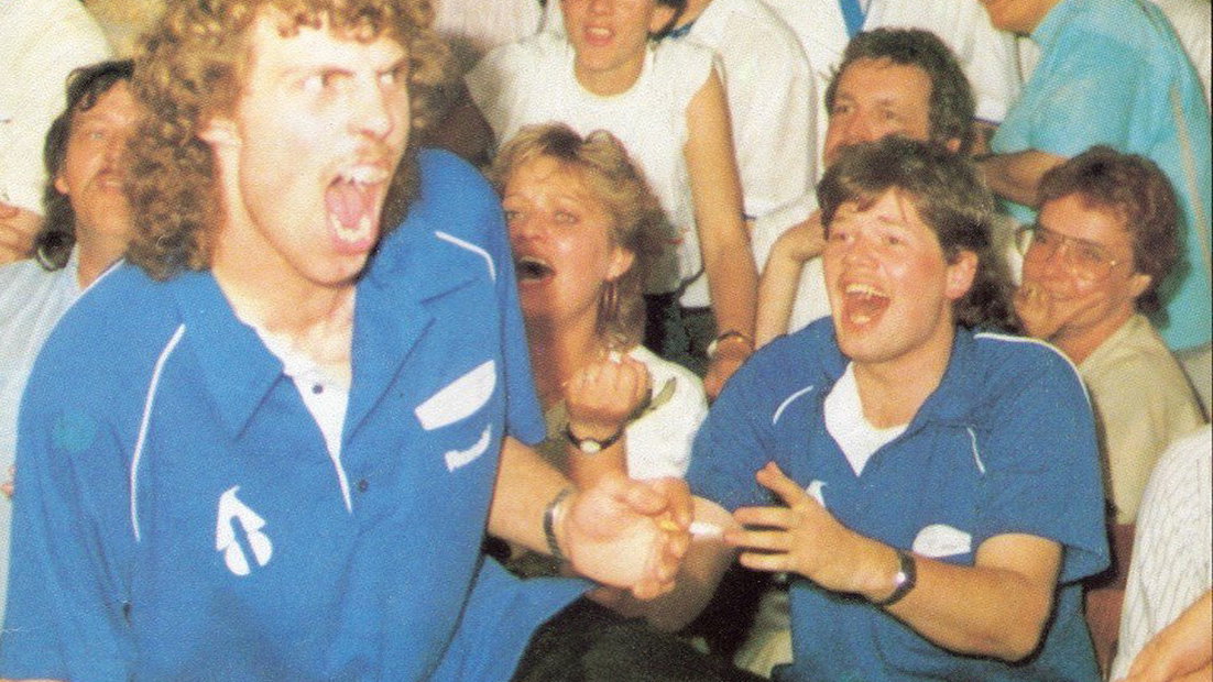 Ronald Wensveen en Raymond van Barneveld juichen na een overwinning in de jaren tachtig