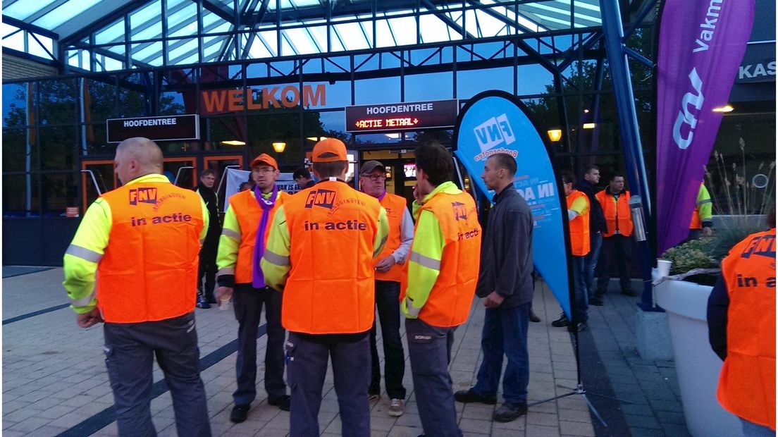 Staking werknemers in de metaal in de IJsselhallen