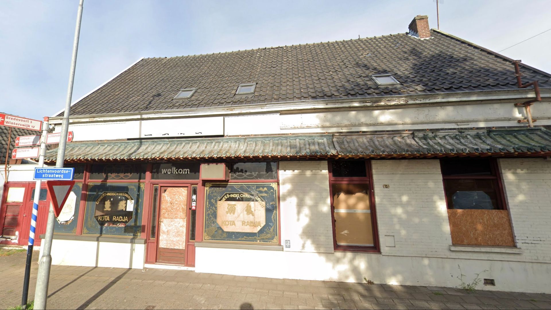 Het pand van het Chinese restaurant in Aalten is een doorn in het oog voor de gemeente.