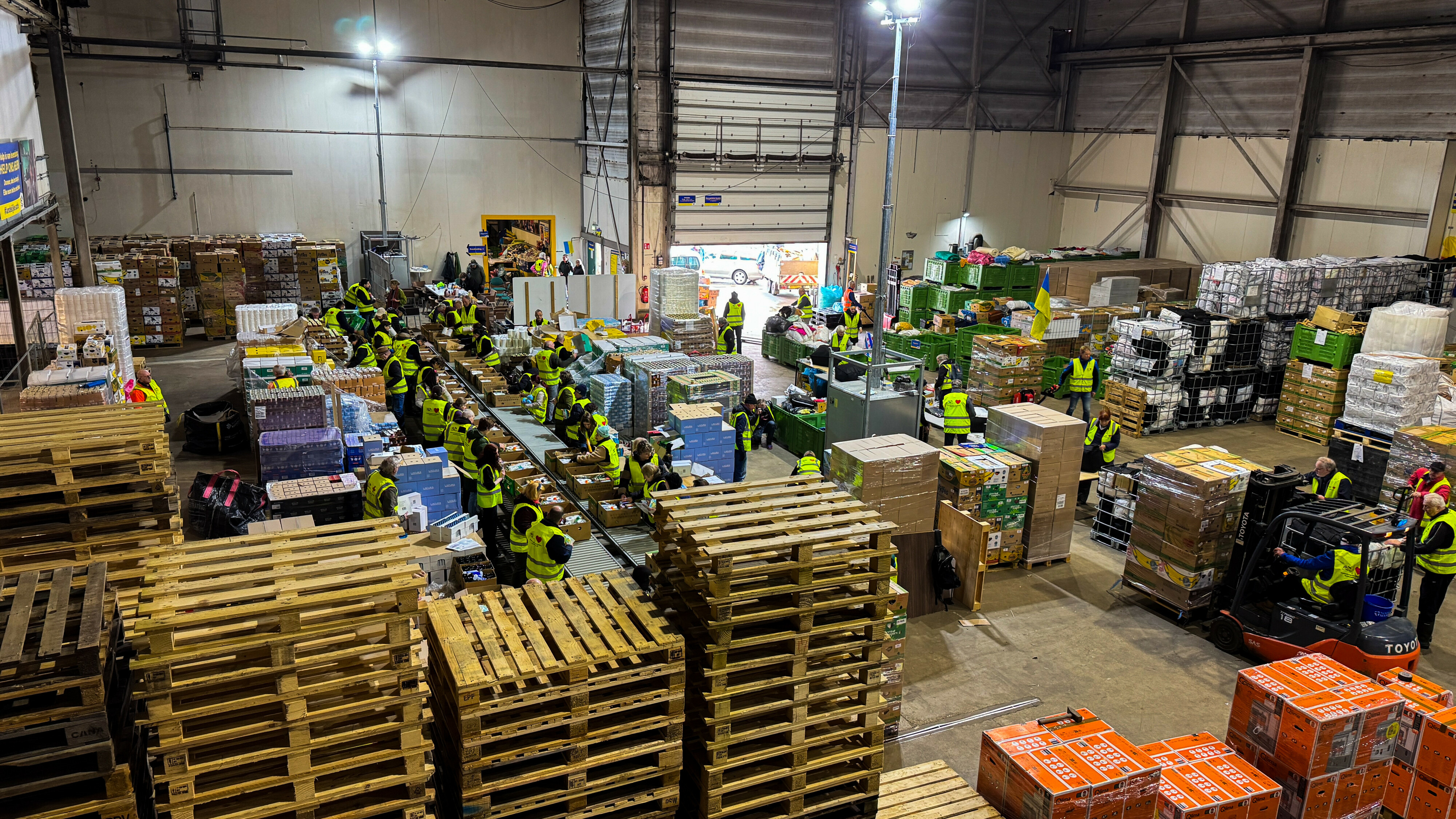 Inpakdag vol betekenis voor vrijwilligers Friese Rijders en gevluchte Oekraïners: 'We zijn hier om elkaar te steunen'