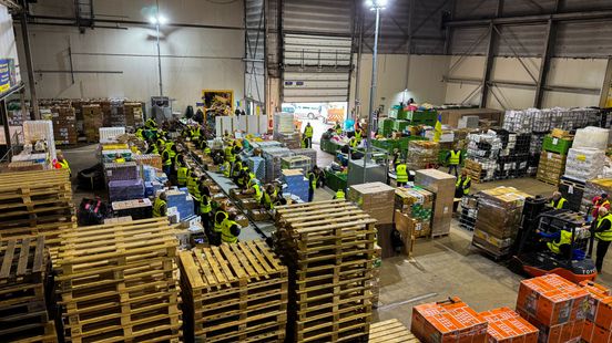 Inpakdag vol betekenis voor vrijwilligers Friese Rijders en gevluchte Oekraïners: 'We zijn hier om elkaar te steunen' Nieuws