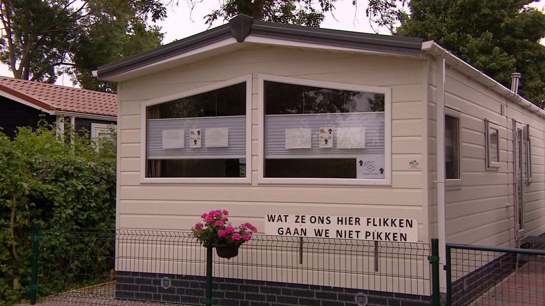 Camping De Veerhoeve hangt vol met spandoeken