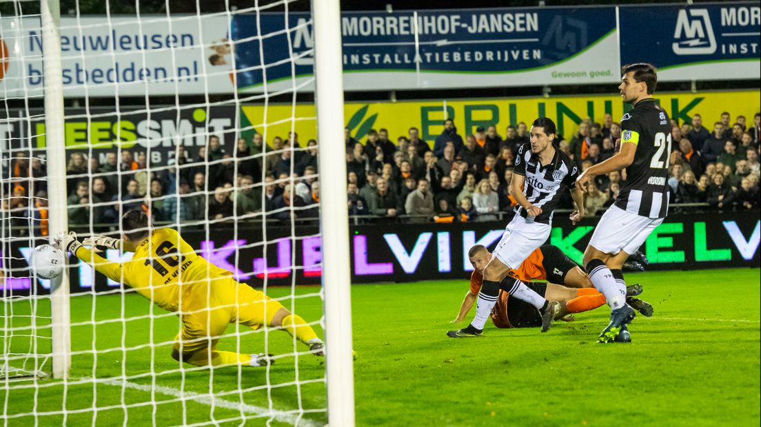 Heracles Almelo ging woensdag kansloos onderuit in de KNVB Beker tegen HHC Hardenberg