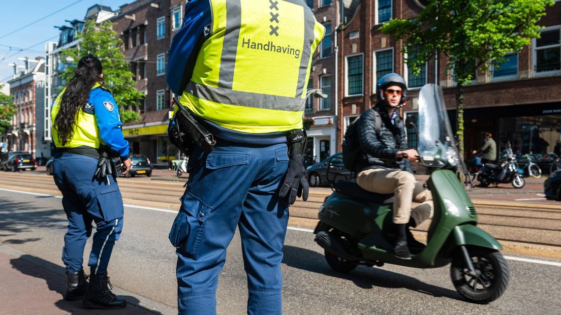 Snorfietser op de rijbaan in Amsterdam. Archief.