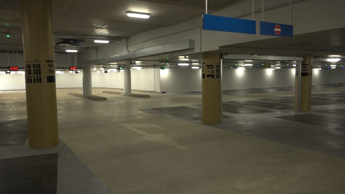De parkeergarage Westluidense Poort in Tiel is maandag eindelijk geopend. De opening, die eerder in maart was aangekondigd, liet maanden op zich wachten. De garage heeft nog niet het benodigde certificaat voor de brandveiligheidsinstallatie.