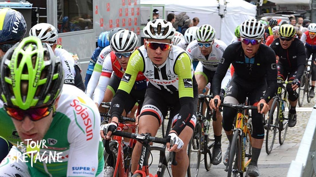 Jarno Mobach in de leiderstrui tijdens de Tour de Bretagne