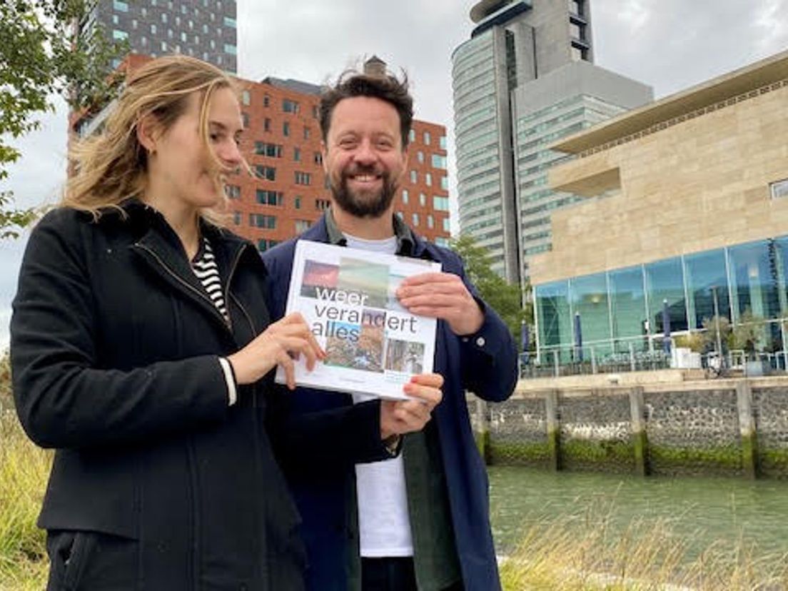 Vera Konings en Johan Verlinde in de Rijnhaven met het boek Weer verandert alles