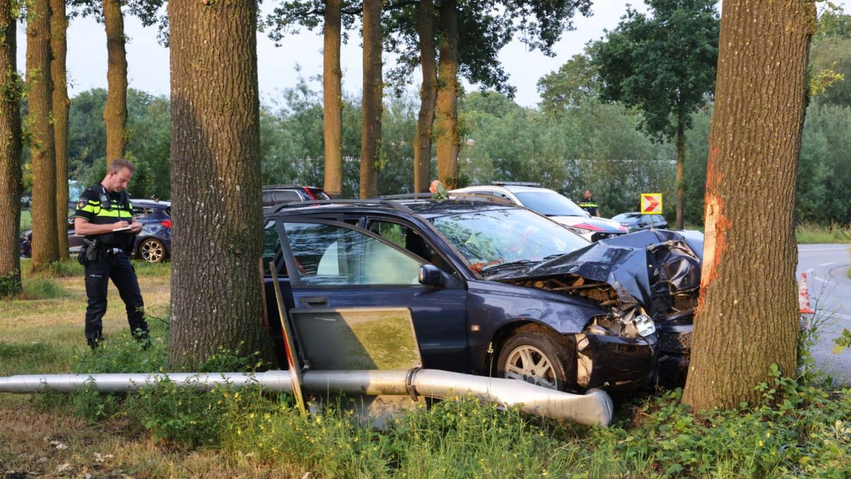 Man gewond na zware botsing in Barneveld