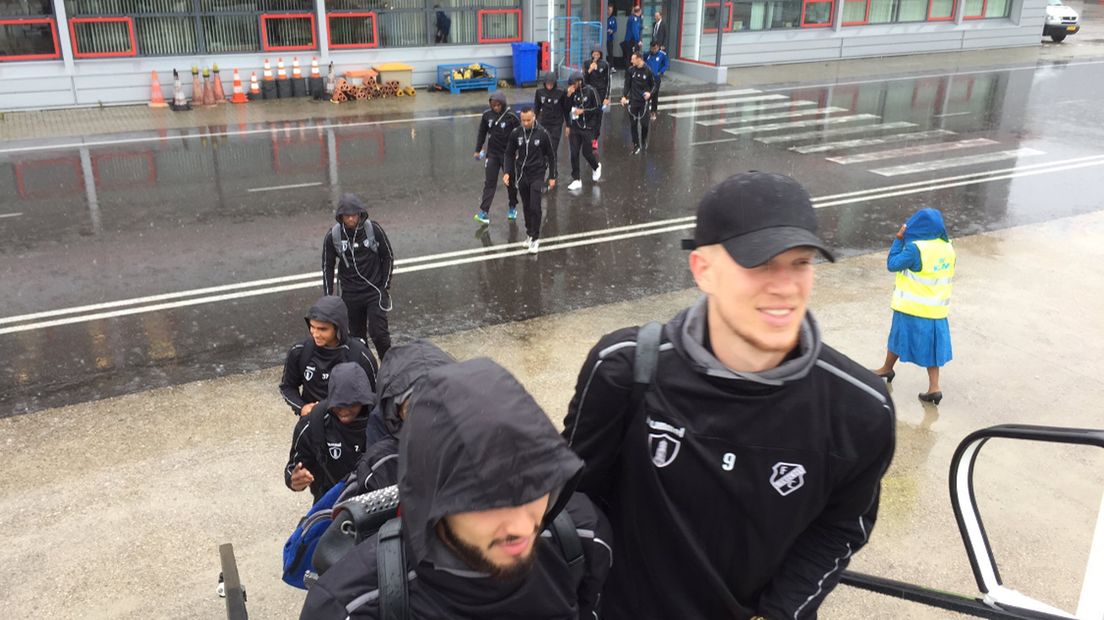 De spelers van FC Utrecht vertrokken vanochtend vanuit een nat Nederland.