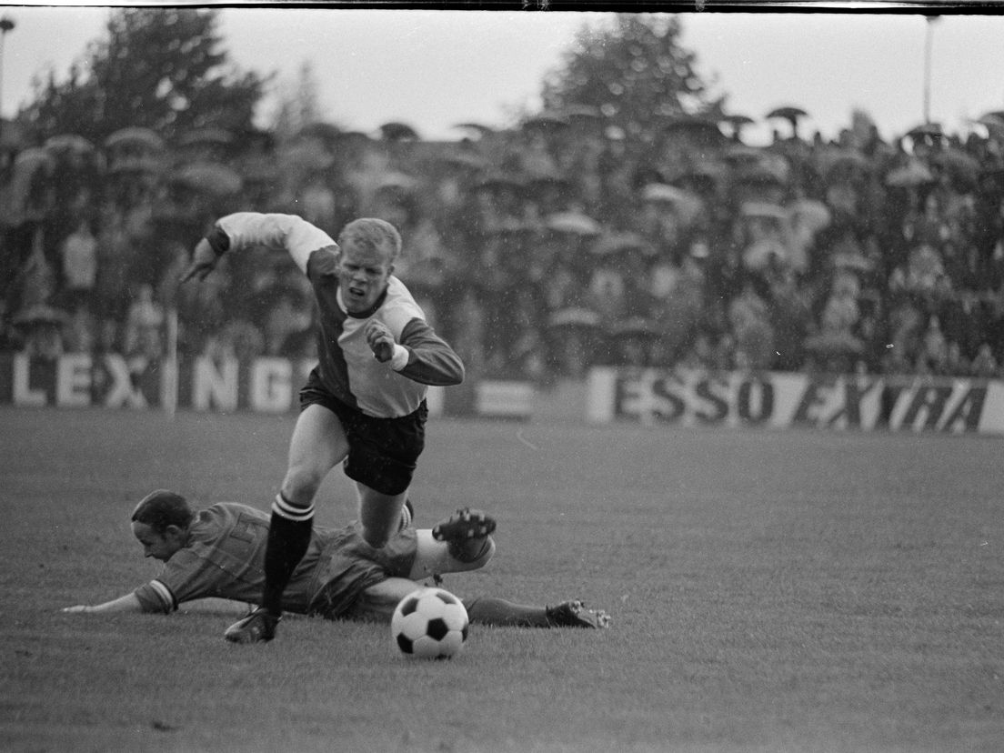 Piet Romeijn in actie tegen MVV in 1968.