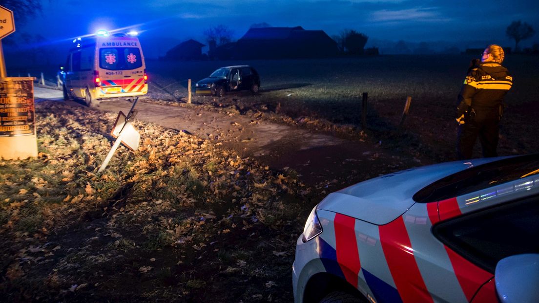 Auto van de weg in Olst