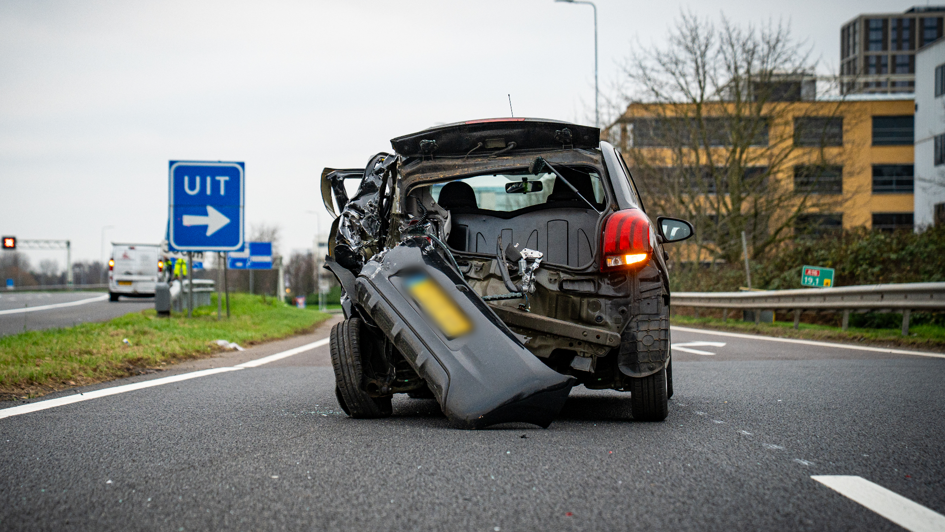 Van de achterkant van de auto is weinig meer over.