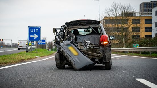 Brokstukken op snelweg na aanrijding, bestuurder mogelijk onder invloed. Brokstukken op snelweg na aanrijding, bestuurder mogelijk onder invloed.