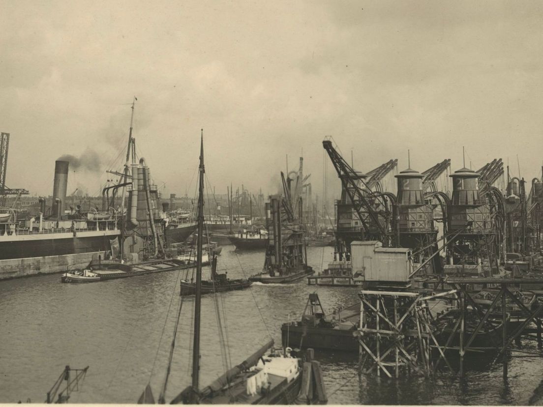 De Maashaven met graanelevatoren in 1916