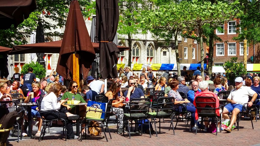 Zomerdrukte op terrassen in Middelburg voor het coronatijdperk