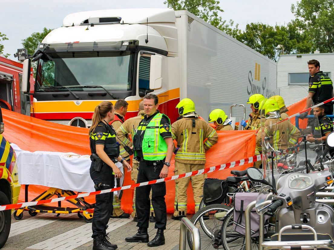 Man belandt onder vrachtwagen in Rotterdam: omstander legt zelf tourniquet aan