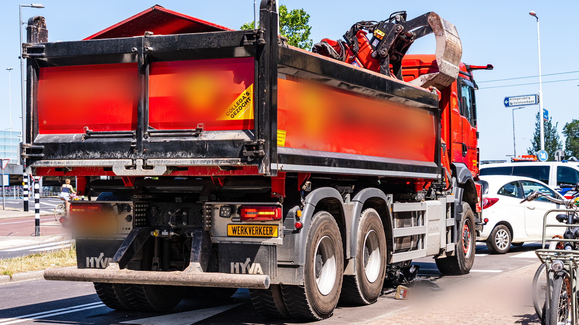 De scooter kwam onder de vrachtwagen terecht.