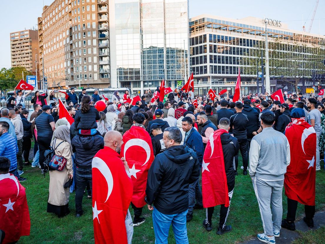 Turkse Rotterdammers op het Hofplein nadat Erdogan verkiezingswinst claimt