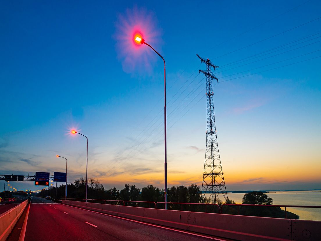 De speciale 'batlampen' op de Haringvlietbrug