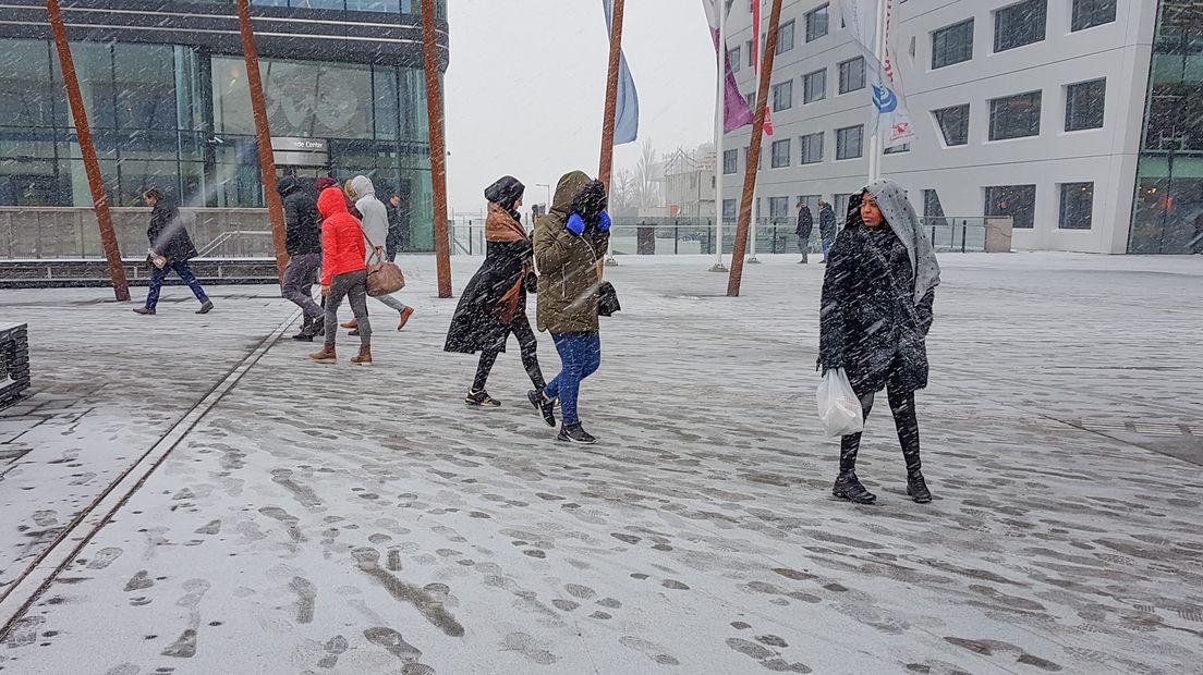 Treinreizigers zetten zich schrap buiten Utrecht Centraal.