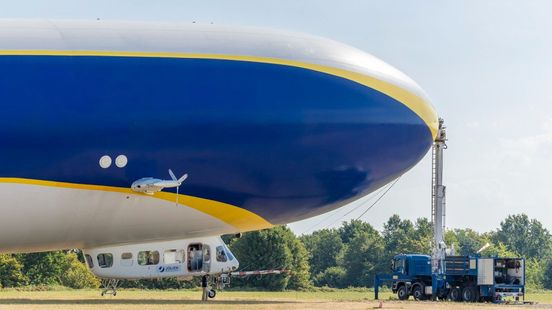 Kijk omhoog: deze enorme zeppelin vliegt vandaag over de provincie