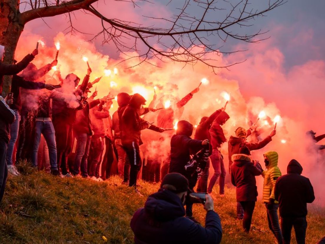 Supporters van Feyenoord steken vuurwerk af bij de laatste training voor De Klassieker.