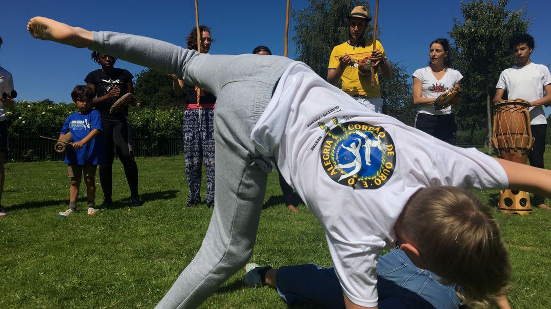 Kinderen krijgen capoeirales in het Haagse Zuiderpark