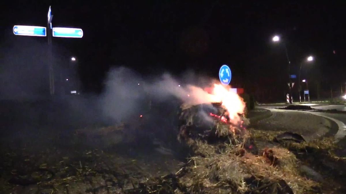 Rotonde bij Beckum geblokkeerd door afvalbranden aangestoken door boze boeren